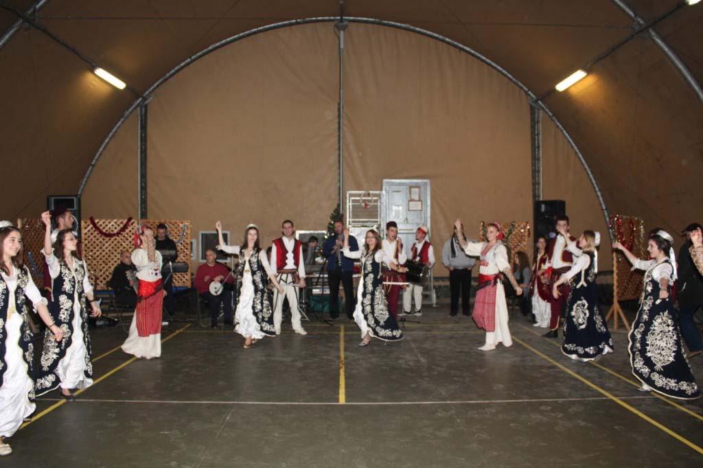 In de namiddag is er een optreden van een Albanees-Kosovaarse folkloristische groep. Best mooi. Alleen jammer dat de muziek nogal luid stond. Na het optreden terug gaan werken.