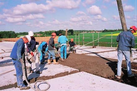 4.2 Krimp en scheurvorming Constructie en betonneerfasen Voor constructies die niet door voegen onderbroken kunnen worden, speelt de keuze van de constructie en betonneerfasen eveneens een rol in het