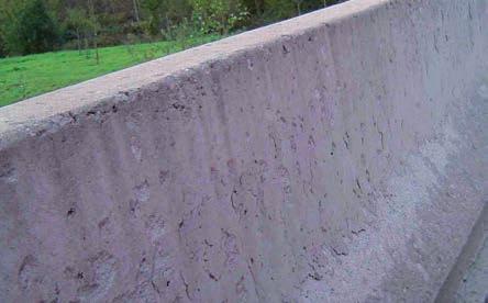 4.5 Aantasting door vorst en dooizouten Fig 4.5.1 Het onderste deel van deze betonwand wordt alle dagen met water gereinigd.