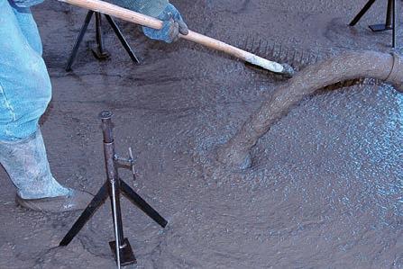 Ook al heeft zelfverdichtend beton een hogere stabiliteit dan traditioneel beton, is het niet aangewezen dit beton van te grote hoogte te laten vallen.