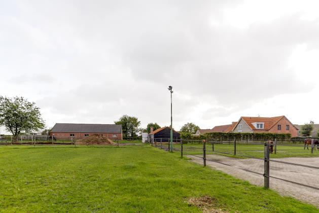 - De woning is omgeven door een op het noorden gesitueerde, aangelegde tuin.