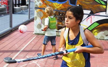 Bij dit maatschappelijke traject konden Amsterdamse kinderen op twaalf pleintjes en wijkveldjes wekelijks kennismaken met een uitdagende, coole vorm van hockey.