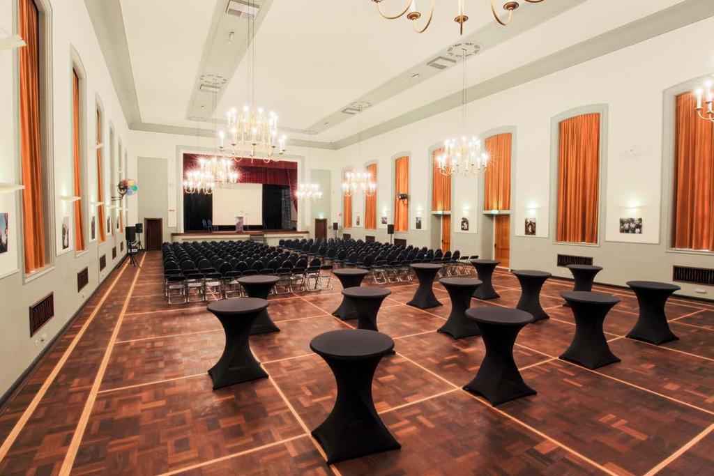 ANNA s ruimten in ANNA s Casino De chique Balzaal (448 m2) kan met zijn podium en orkestbak voor uiteenlopende bijeenkomsten worden ebruikt, waarbij de kleinere Snijderszaal (149 m2) als entree van