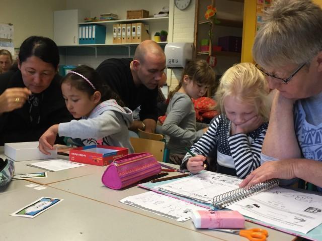 De ouders Het belang van betrokkenheid van ouders Hulp van ouders op school is onontbeerlijk. Op allerlei gebieden wordt de hulp van ouders op school ingeschakeld.