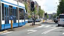 plaatse geldende snelheid. Het verschil met een verkeersdrempel is de lengte van het vlakke (hoge) deel tussen de oprit en de afrit.