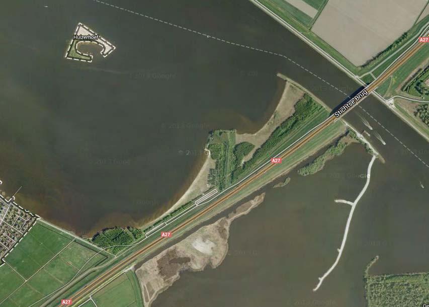 De grens tussen het Gooimeer en het Voorland, wordt voor een groot deel gevormd door een strand in de eerste, zuidelijke, kom.