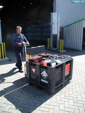 VEILIG VERVOEREN UN KEUR PALLETBOXEN Kunststof palletboxen, evengoed geschikt voor inzamelen van oud papier, tl-buizen (verticaal) als accu s. artikelnr.