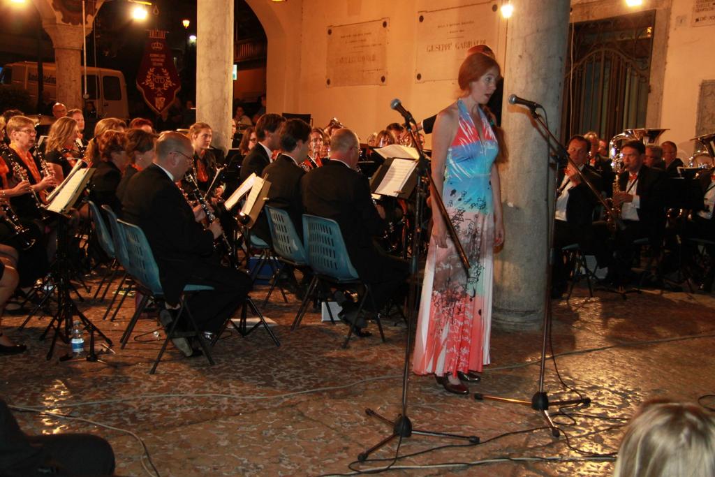 Concertreis Italië Dan HET concert van het weekend: het buitenconcert in Salò. Op de knusse locatie waar we zaten kwam de stemming er al gauw in.