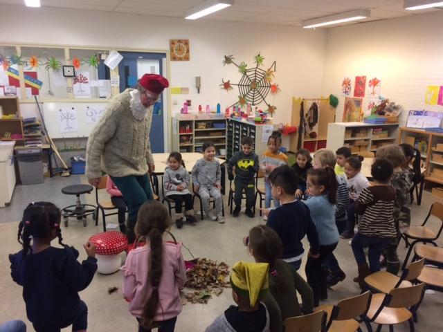 De kinderen hebben bladeren verzameld en knutselen paddenstoelen.