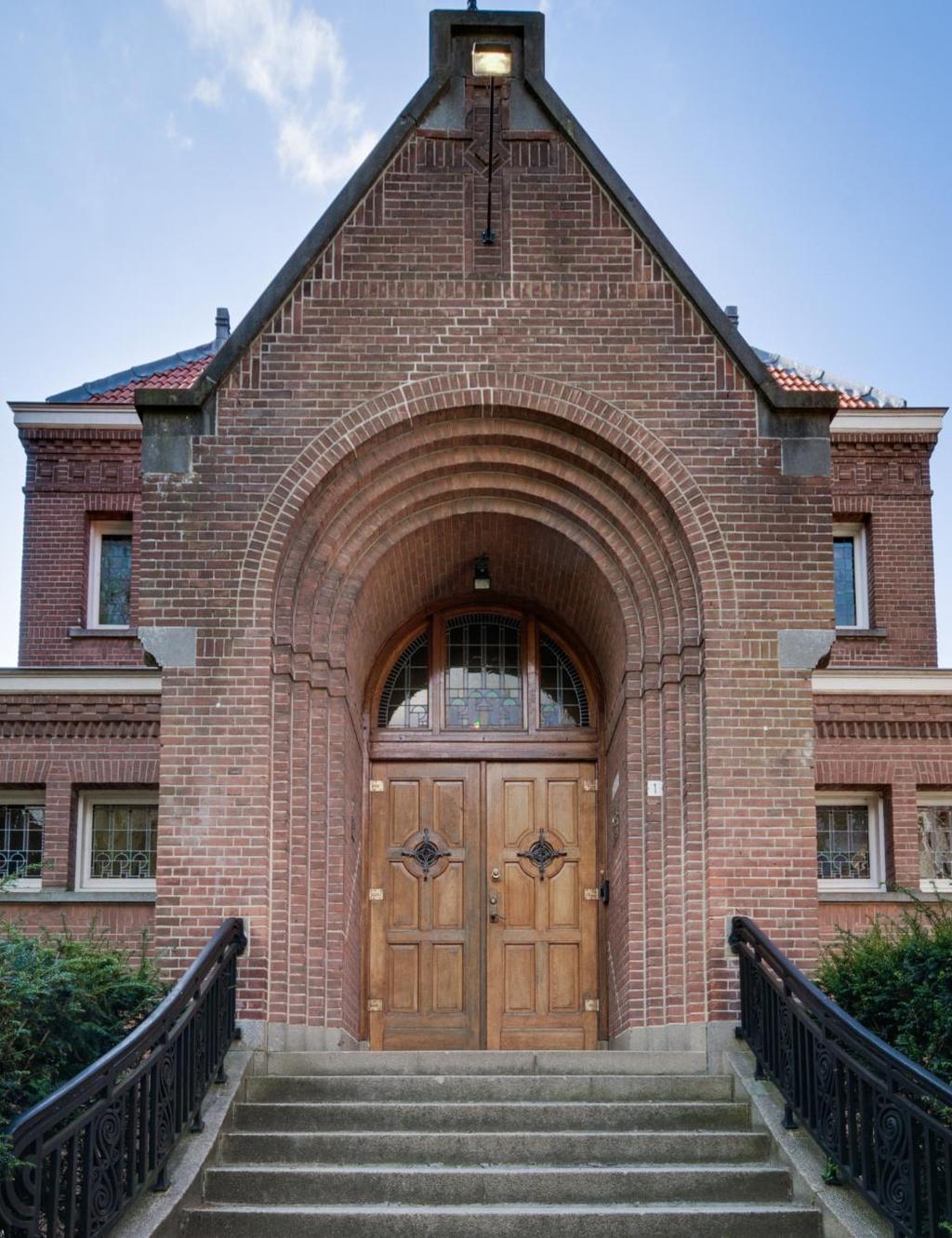 ACHTERGROND Beschrijving Het aangeboden karakteristieke monumentale complex, een Voormalige Nederlands Hervormde Dorpskerk met achtergelegen woning staat op een mooi