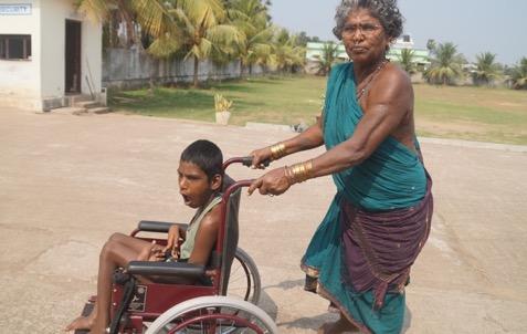 7. Ambulante zorg voor de kinderen in 379 dorpen en gehuchten Een nieuwe rolstoel Vader met meervoudig beperkte kleuter In het veld: de ambulance moet