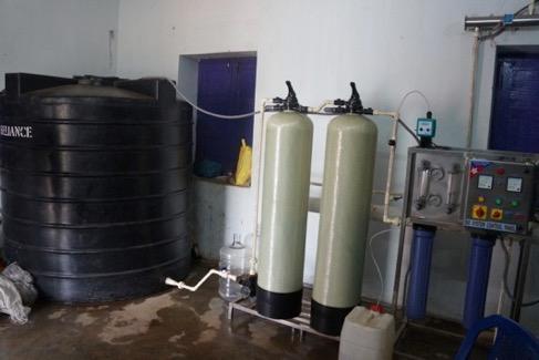 3. Waterzuiveringsinstallaties De installatie in Gurrayapeta binnen en het resultaat buiten : drinkwater!