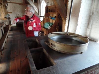 In de oliemolen worden 3 soorten olie geslagen zonnebloemolie, lijnolie en notenolie. Eerst worden de noten geplet. Dit gebeurt met een koldermolen. Er blijft dan pulp over die later wordt verwarmd.