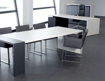 In combinatie met de zijwang ontstaan juist opvallende, asymmetrische tafels. Alle bureaus en tafels hebben een bladdiepte van 100cm.