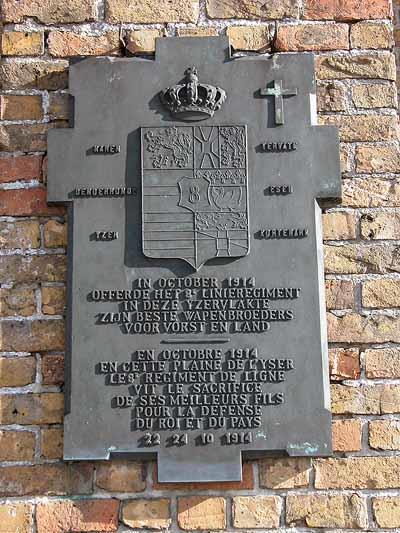 De gedenksteen aan Tervatebrug (links) en de gedenkplaat in de kerkmuur (rechts) als herinnering aan de felle strijd en de gesneuvelde soldaten van het 8e Linieregiment (foto s Luc