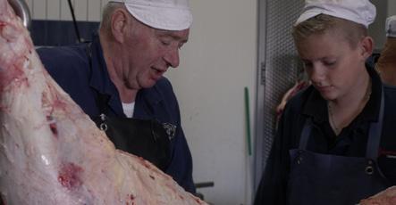 Wessel worstelt met de vraag of hij later slager wil worden óf dat hij liever met levende dieren wil werken.