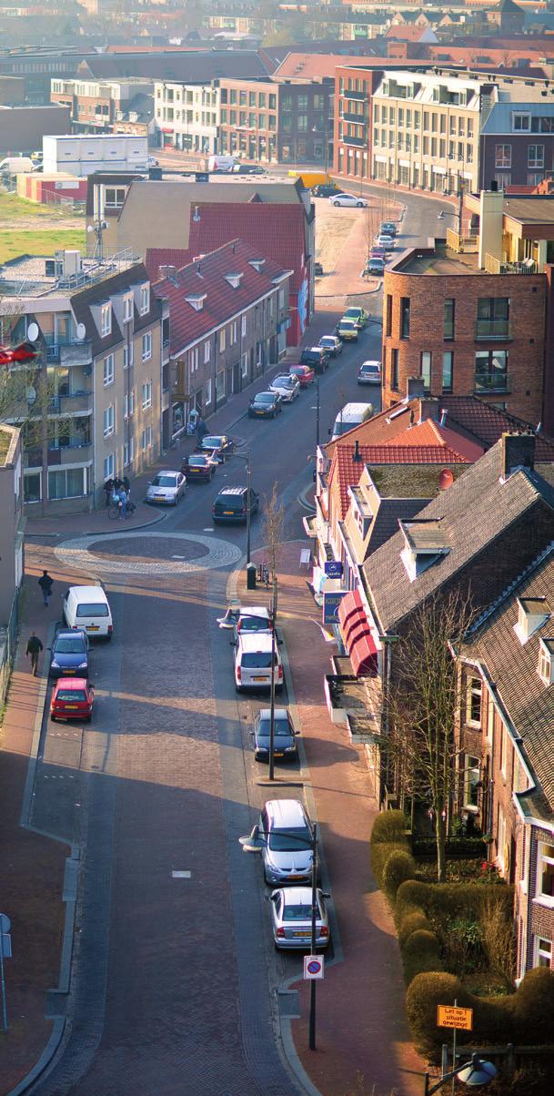 De Heistraat weer op de kaart zetten De Heistraat heeft een flinke opknapbeurt gekregen. De bestrating, het groen en de verlichting zijn aangepakt.