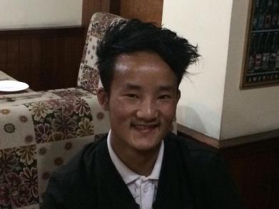 Ponalmit, 2e jaar college in Gangtok, government school. Sosongmit, 2e jaar Burtuk College, science. Pema, 2e jaar college in Gangtok DupTshering, Arts College, Mangshila Lakhden, Arts College Burtuk.