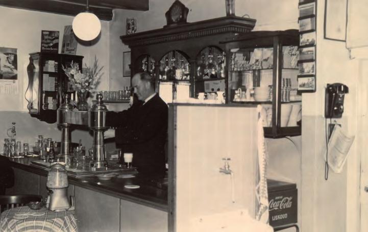 het cafeetje van der kinderen: van ouds de konijnenberg Wim der Kinderen en Annie Tunkerder Kinderen rond 1960.