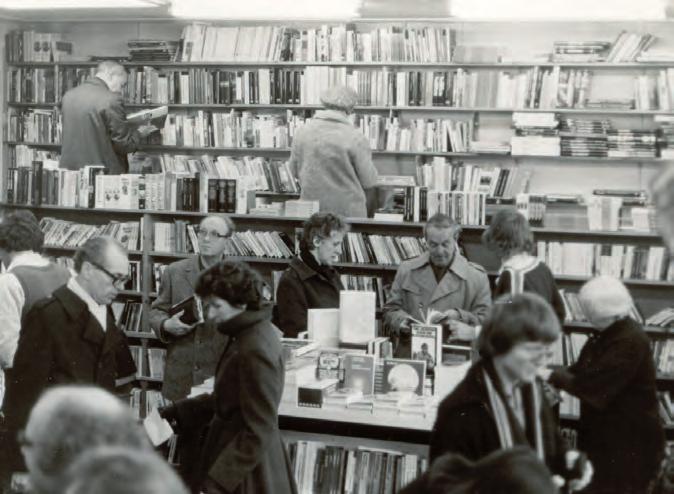 In 1955 startte Jacob Blokker een boekhandel op de benedenverdieping van de woning van zijn ouders aan de Bronsteeweg 26.