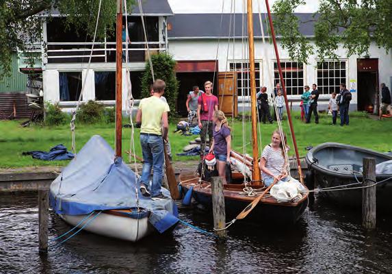 Ter gelegenheid van het zestigjarig jubileum kijken we wat meer en detail naar dat bijzondere gebouwtje en die bijzondere bootjes. Het gebouw NJV De Haven (toen nog Zee verkennersgroep St.