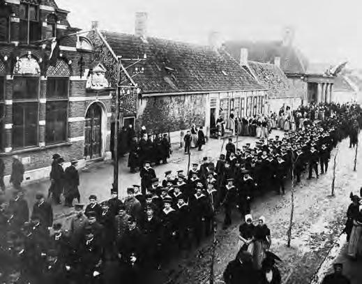 Ertussen zagen we overal Opgeraapt in 1914 en altijd bewaard: een stukje hout van een peilstok, stukje stof van de KNIL-broek van Okhuijzen en een mijnscherf.