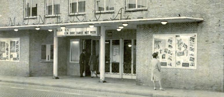 een avondje naar de film, het minervatheater in de jaren vijftig Een vrouw bekijkt het programma. De film die draait is Een dode danst niet meer, augustus 1968. lukte het niet het theater te redden.
