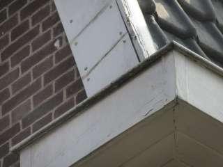- De bitumineuze dakbedekking en de zinken gootbekleding van het uitbouwdakje op termijn vernieuwen (behoort bij