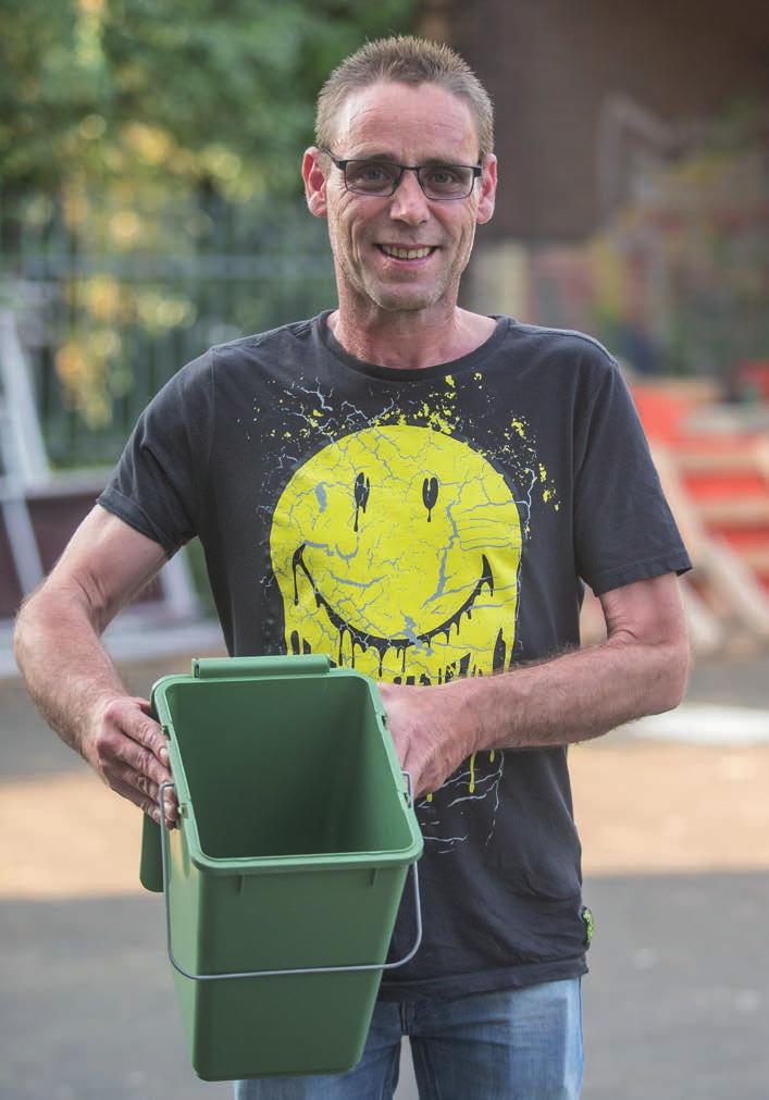 Ik moet eerlijk bekennen: de eerste keer had ik het ook niet gelezen vertelt Leen van Antwerpen. Meestal kijk ik gewoon wanneer de buren de restzak buiten zetten.