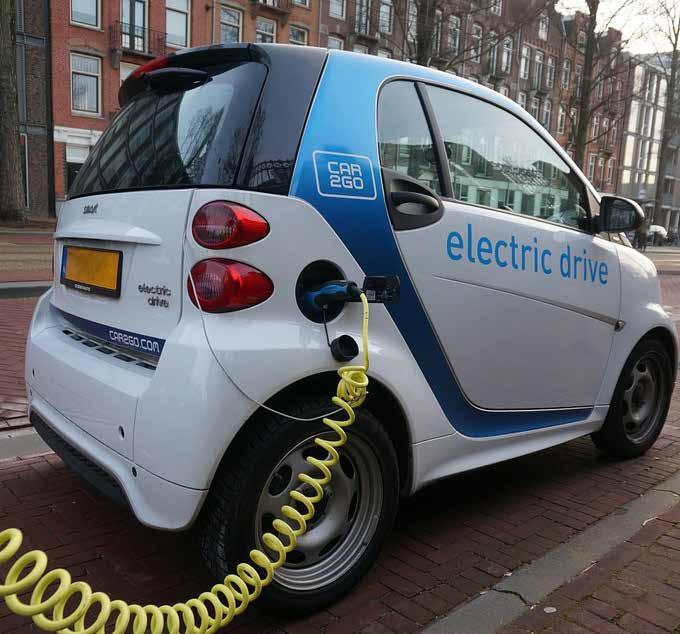 OPENBARE RUIMTE Steeds meer oplaadpalen voor elektrische auto s De gemeente Velsen wil het elektrisch rijden stimuleren en plaatst oplaadpalen voor elektrische auto s.