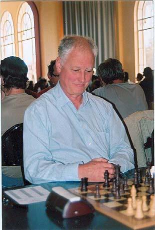 Wat een schaakambassadeur! Anatoli Karpov wenst zijn tegenstander succes. De volgende dag deelde hij ook de prijzen uit. Daarbij valt op dat er naar verhouding niet veel (groot)meesters meededen.