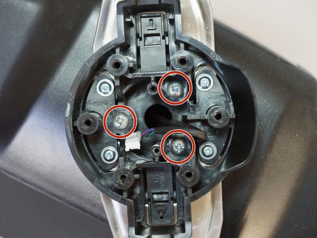 In plaats daarvan, wiebelen rond de plastic connector en trek erop om het los te maken. Stap 6 U kunt nu volledig achter het stuur te verwijderen uit de naaf.