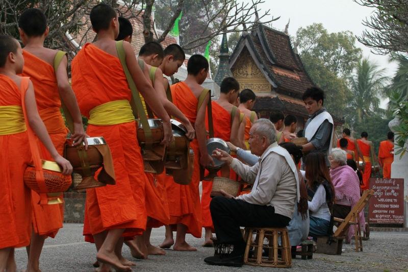 Dag 3: Luang Prabang Vrije dag. Wie wil kan 's ochtends vroeg langs de kant van de hoofdstraat gaan staan om de monniken te zien die aalmoezen gaan halen.