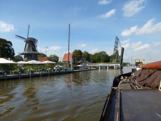 De molen en de brug geopend voor onze doorvaart in Garnwerd. Een leuk dorp aan het Reitdiep. Om ca 15.