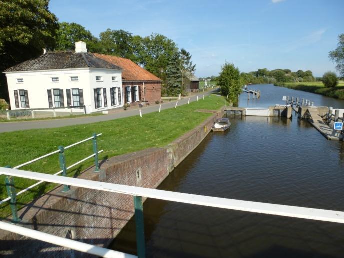 We besluiten door de sluis te gaan, dan draaien en aanleggen bij het wachtsteiger voor de sluis, precies in de