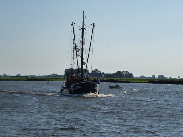 We krijgen volop aanloop. Harstikke leuk, ook veel mensen die nog nooit op een schip zijn geweest. Ook leuk om te zien dat er verschillende friezen meelopen (fries vlagje in de rugzak gestoken).