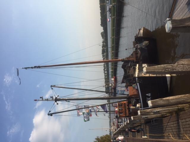 De Albatros (ZK4) en de Rot (ZK3) gebroederlijk naast elkaar in de haven van Zoutkamp.