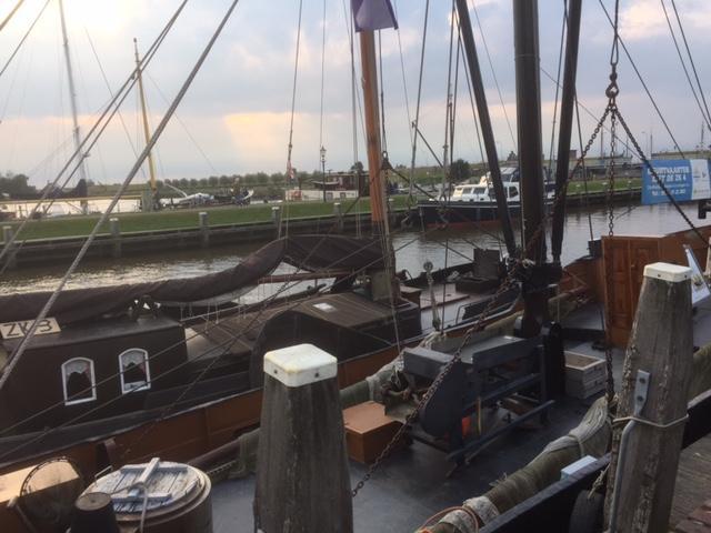 Op het eind gaat Albert Buursma (de archivaris van het museum) nog even langs bij iemand uit Zoutkamp die nog wel oude foto s heeft van de Rot als visserman.