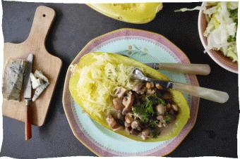 Vegetarisch Hoofdgerecht Spaghettipompoen met champignons, blauwe geitenkaas, peterselie en een simpele salade.