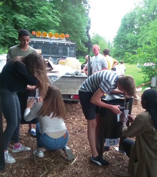 Groep 2 (klas 4WEy) Wat deze klas tijdens de biotoopstudie vooral opviel, was dat niet enkel de speelplaats vervuild was, maar ook de vijver en haar oevers.