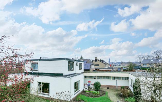 In de dorpskern van Weurt ligt op een markante locatie dit bijzondere woonhuis dat voor meerdere doeleinden geschikt is en zelfs nog deels een winkelbestemming heeft.