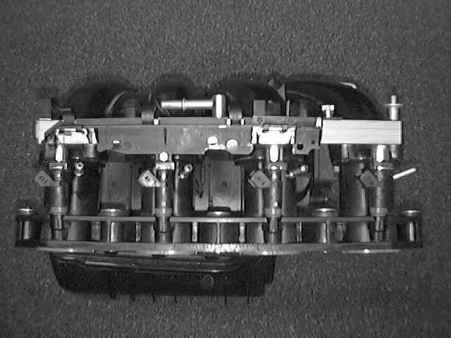 PAGINA 7 076/0300700 MONTAGE INLAATSPRUITSTUK NIPPELS Demonteer de interieur filterbak en de motor-afdekplaat.