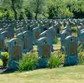 In 1968 breidde deze begraafplaats uit met 117 Belgische graven vanop de opgeheven militaire begraafplaats in Reninge. Nu vind je hier 825 graven terug, waaronder 20 Britse.