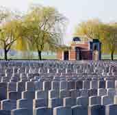 294 militairen begraven liggen, waarvan er slechts 57 geïdentificeerd zijn.