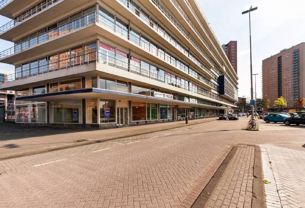 Omschrijving Algemeen Huurprijs Commerciële ruimte, gelegen in het 42.000,00 per jaar, exclusief BTW en servicekosten. verzamelgebouw Zuid, recht tegenover het overdekte winkelcentrum 'Zuidplein'.