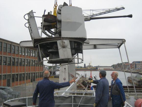 Historie van de Hr. Ms. Hoogeveen (3) De Hoogeveen werd op 20-12-1999 afgevoerd in sterkte bij de Koninklijke Marine en dezelfde dag geschonken aan de VVKM.