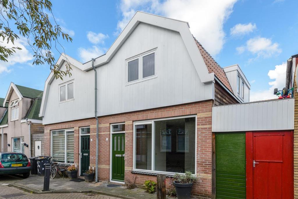 Goed onderhouden 2 onder 1 kap woning met nieuwe fundering!