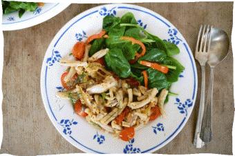 Hoofdgerecht Speltpasta met gerookte makreel in romige tomatensaus en spinaziesla In de Krat Banaansjalot (stuk(s)) Pruimtomaatjes (g) Italiaanse kruiden (tl) Spinazie (g) Gele paprika (stuk(s))