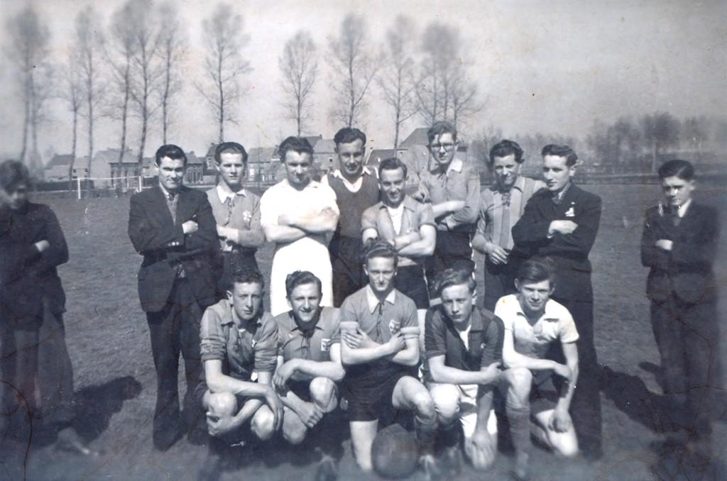 Bij een foto van een Kalkense voetbalploeg, circa 1940. In twee edities van Het Sinte-Pieterke Kalken uit 2015 werd het verhaal gebracht van voetbalploeg F.C.