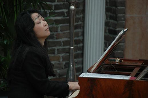 Riko Fukuda - fortepiano Riko Fukuda studeerde piano en hobo aan het Toho-Gakuën conservatorium in Japan.